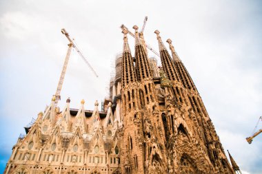 Barselona, İspanya - Nisan, 2019: Sagrada Familia'nın Doğuş Cephesi, Antoni Gaudi tarafından Barselona, Katalonya, İspanya'da tasarlanan en ikonik simgesel yapı