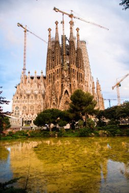 Barselona, İspanya - Nisan, 2019: Sagrada Familia'nın Doğuş Cephesi, Antoni Gaudi tarafından Barselona, Katalonya, İspanya'da tasarlanan en ikonik simgesel yapı
