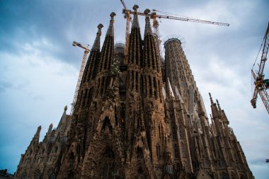 Barselona, İspanya - Nisan 2019: Antonio Gaudi tarafından Sagrada Familia, gün batımından sonra gölet yansıtan ünlü İspanyol katedrali. Kilise 1882'den beri yapım aşamasındadır.