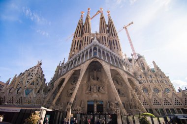 Barselona, İspanya - Nisan, 2019 : Sagrada Familia Barselona'da antoni Gaudi tarafından oluşturulan en bilinen binalar.