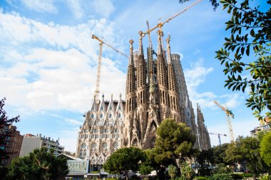 Barselona, İspanya - Nisan, 2019: Barselona'daki Sagrada Familia, İspanya katedrali ilk olarak Antoni Gaudi tarafından tasarlandı