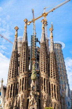 Barselona, İspanya - Nisan, 2019: Barselona'daki Sagrada Familia, İspanya katedrali ilk olarak Antoni Gaudi tarafından tasarlandı