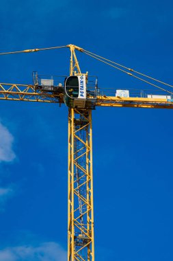 Cran İnşaat ekipmanları gün batımı gökyüzü inanılmaz renkli bulut arka plan üzerinde bina şantiye silueti üzerinde akşam, yüksek siteye teknoloji ulaşım malzemesi.