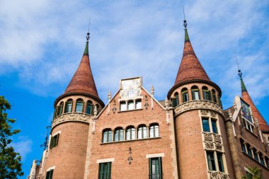 Barselona, İspanya - Nisan 2019: Barselona'daki Köşegen cadde ve Punxes evinin görünümü.