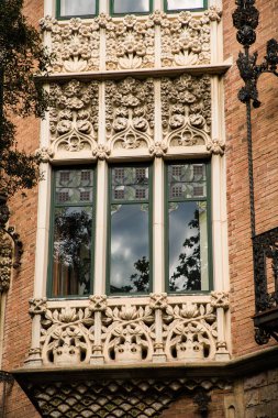 Barselona, İspanya - Nisan 2019: Barselona'daki Köşegen cadde ve Punxes evinin görünümü.