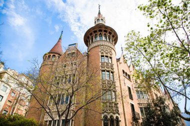 Barselona, İspanya - Nisan 2019: Barselona'daki Köşegen cadde ve Punxes evinin görünümü.