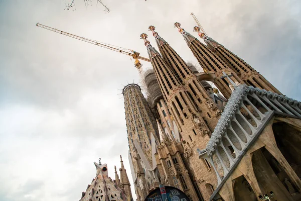 Barcelona, spanien -april 2019: sühnetempel der heiligen familie. Blick auf die Sagrada Familia, eine große römisch-katholische Kirche des katalanischen Architekten Antonio Gaudi. Barcelona. Spanien — Stockfoto