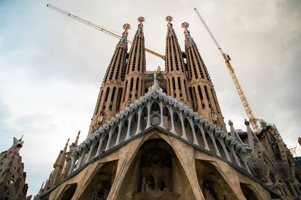 Barcelona, spanien -april 2019: sühnetempel der heiligen familie. Blick auf die Sagrada Familia, eine große römisch-katholische Kirche des katalanischen Architekten Antonio Gaudi. Barcelona. Spanien — Stockfoto