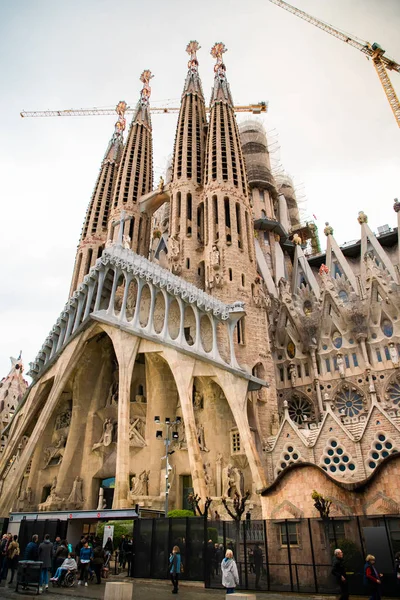 Barcelona, spanien - april 2019: die krippenfassade der sagrada familia, das berühmteste denkmal von antoni gaudi in barcelona, katalonien, spanien — Stockfoto