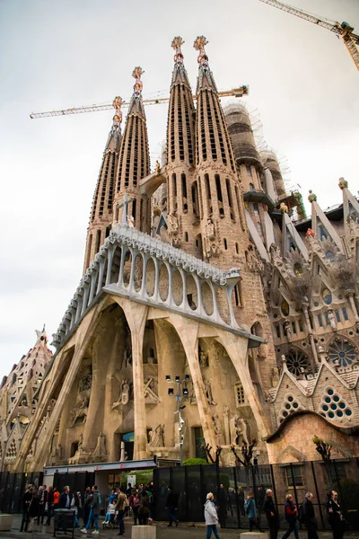 Barcelona, spanien - april 2019: die krippenfassade der sagrada familia, das berühmteste denkmal von antoni gaudi in barcelona, katalonien, spanien — Stockfoto