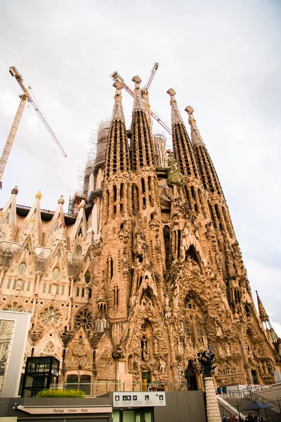 Barcelona, spanien - april 2019: die krippenfassade der sagrada familia, das berühmteste denkmal von antoni gaudi in barcelona, katalonien, spanien — Stockfoto