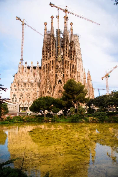 バルセロナ、スペイン - 4月 2019: サグラダファミリア 4月 9, 2018 バルセロナ, スペイン.この印象的な大聖堂は、もともとアントニ・ガウディによって設計され、1882年以来、まだ建てられています. — ストック写真
