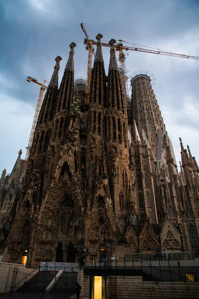 Barcelona, spanien - april 2019: sagrada familia am 9. april 2018 in barcelona, spanien diese beeindruckende kathedrale wurde ursprünglich von antoni gaudi entworfen und wird noch immer seit 1882 gebaut. — Stockfoto