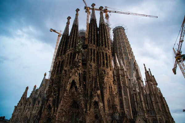 Barcelona, spanien - april 2019: sagrada familia von antonio gaudi, berühmte spanische kathedrale, die sich nach dem untergang im teich spiegelt. die Kirche befindet sich noch immer im Bau seit 1882 — Stockfoto
