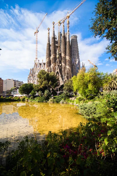 Barcelona, spanien - april 2019: sagrada familia in barcelona, spanische kathedrale wurde ursprünglich von antoni gaudi entworfen — Stockfoto