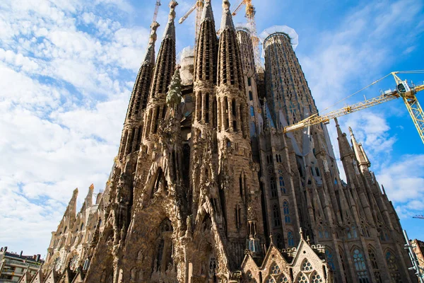 Barcelona, spanien - april 2019: berühmte antonio gaudi sagrada familia kathedrale, in barcelona. Wahrzeichen Kathedrale von Barcelona. — Stockfoto