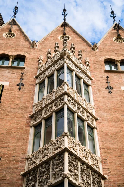 Barselona, İspanya - Nisan 2019: Barselona'daki Köşegen cadde ve Punxes evinin görünümü.