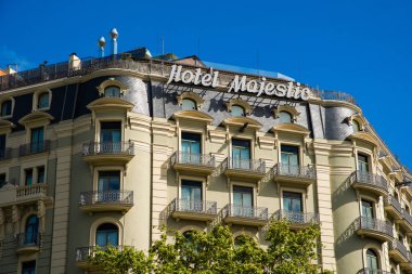 Barselona, Katalonya - Nisan 2019: Passeig de Gracia, Barselona, Katalonya. Şehrin en önemli caddelerinden biri. Eixample bölgesinde yer almaktadır. Alışveriş ve iş alanları