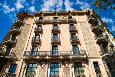 Barselona, Katalonya - Nisan 2019: Passeig de Gracia, Barselona, Katalonya. Şehrin en önemli caddelerinden biri. Eixample bölgesinde yer almaktadır. Alışveriş ve iş alanları