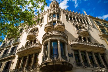 Barselona, Katalonya - Nisan 2019: Passeig de Gracia, Barselona, Katalonya. Şehrin en önemli caddelerinden biri. Eixample bölgesinde yer almaktadır. Alışveriş ve iş alanları