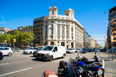 Barselona, Katalonya - Nisan 2019: Passeig de Gracia, Barselona, Katalonya. Şehrin en önemli caddelerinden biri. Eixample bölgesinde yer almaktadır. Alışveriş ve iş alanları