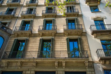 Barselona, Katalonya - Nisan 2019: Passeig de Gracia, Barselona, Katalonya. Şehrin en önemli caddelerinden biri. Eixample bölgesinde yer almaktadır. Alışveriş ve iş alanları