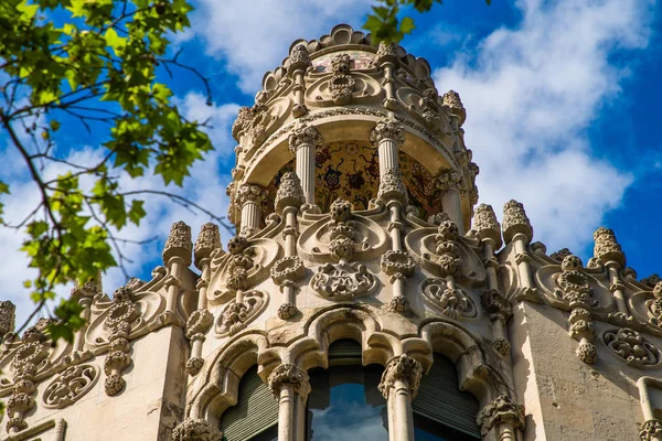 BARCELONA, CATALONIA - ABRIL 2019: Passeig de Gracia em Barcelona, Catalunha. É uma das avenidas principais na cidade. Localizado no distrito de Eixample. Compras e áreas de negócios — Fotografia de Stock