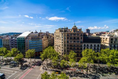 Barselona, İspanya - Nisan 2019: Barselona'da Antoni Gaudi tarafından tasarlanan La Pedrera olarak da bilinen modernist evin Çatısı Case Mila