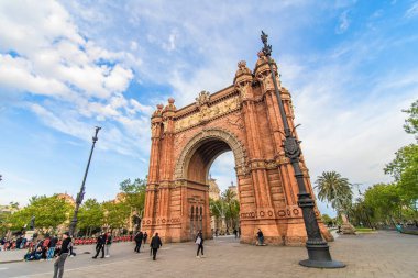 Barselona, İspanya - Nisan 2019: Arc de Triomf de Barcelona bulutlu bir gün boyunca Katalonya, İspanya Barselona kentinde bir zafer kemeri.