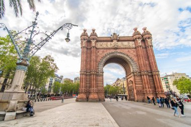 Barselona, İspanya - Nisan 2019: Arc de Triomf de Barcelona bulutlu bir gün boyunca Katalonya, İspanya Barselona kentinde bir zafer kemeri.