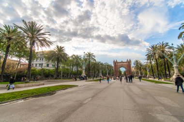 Barselona, İspanya - Nisan 2019: Arc de Triomf de Barcelona bulutlu bir gün boyunca Katalonya, İspanya Barselona kentinde bir zafer kemeri.