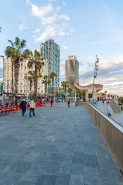 Barselona, İspanya - Nisan 2019: Arka planda W Hotel ile Barceloneta Promenade.