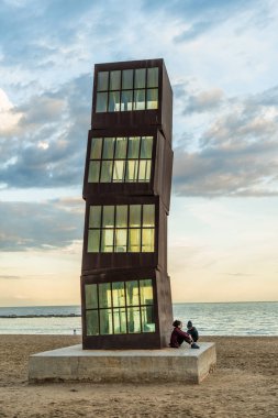 Barselona, İspanya - Nisan 2019: Sanatçı Rebecca Horn'un Heykeli Homenatge a la Barceloneta olarak da bilinen ve Barceloneta Plajı'ndaki Yaralı Yıldız olarak da bilinir.