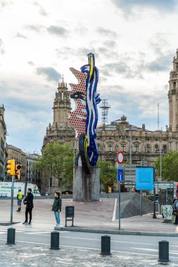 Barselona, İspanya - Nisan, 2019. Barselona sokaklarında gezinti ve heykel