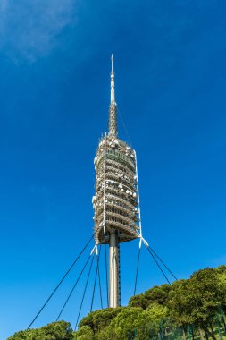 Barselona, İspanya - Nisan 2019: Barselona'daki Tibidabo tepesinde ki Torre de Collserola adlı televizyon kulesi