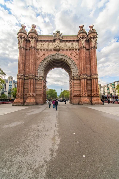 Барселона, Испания - Апрель. 2019: Triumph Arch, Arc de Triomf в Барселоне — стоковое фото