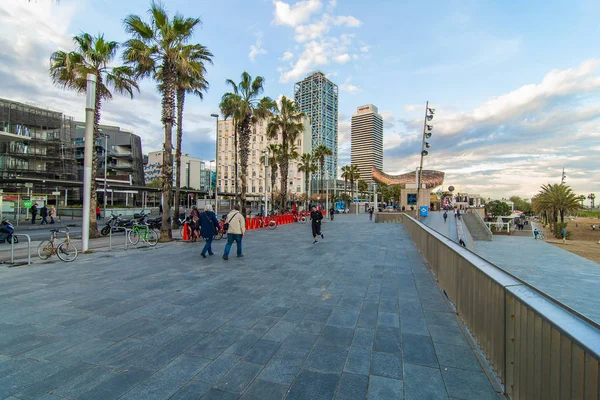 БАРСЕЛОНА, Испания - Апрель 2019: Променад Barceloneta с W Hotel на заднем плане . — стоковое фото