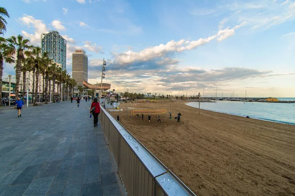 БАРСЕЛОНА, Испания - Апрель 2019: Променад Barceloneta с W Hotel на заднем плане . — стоковое фото