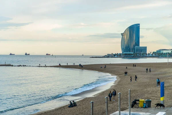 BARCELONA, ESPAÑA - Abril 2019: Paseo de la Barceloneta y Playa de San Sebastián con W Hotel al fondo . — Foto de Stock