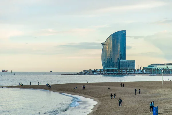 БАРСЕЛОНА, Испания - Апрель 2019: Променад Barceloneta и пляж Сан-Себастьян на заднем плане с отелем W . — стоковое фото