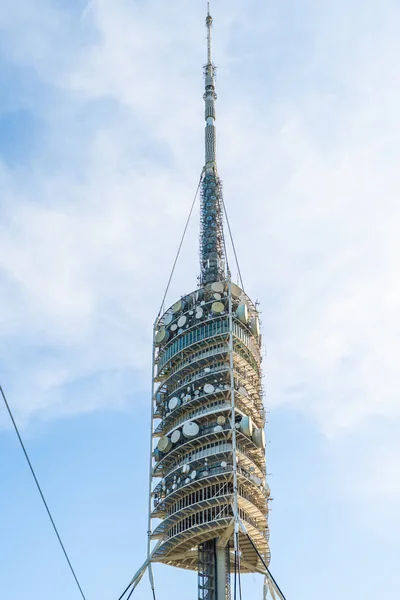 Barcelona, Espanha - Abril 2019: torre de TV Torre de Collserola na colina de Tibidabo em Barcelona, Espanha — Fotografia de Stock