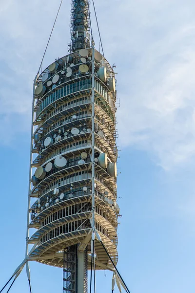 Barcelona, Espanha - Abril 2019: torre de TV Torre de Collserola na colina de Tibidabo em Barcelona, Espanha — Fotografia de Stock