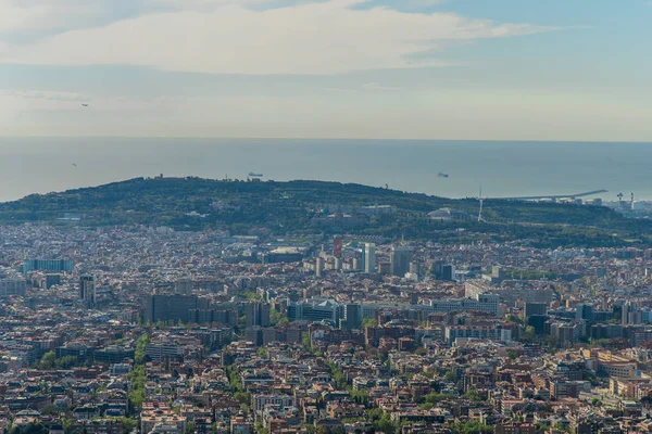 Panoramisch uitzicht over barcelona vanaf tibidabo, Spanje — Stockfoto