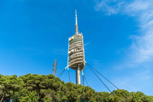 Barcelona, Espanha - Abril 2019: torre de TV Torre de Collserola na colina de Tibidabo em Barcelona, Espanha — Fotografia de Stock
