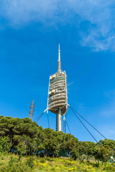 Barcelona, Spanien-april 2019: TV-tornet Torre de Collserola på Tibidabo kullen i Barcelona, Spanien — Stockfoto