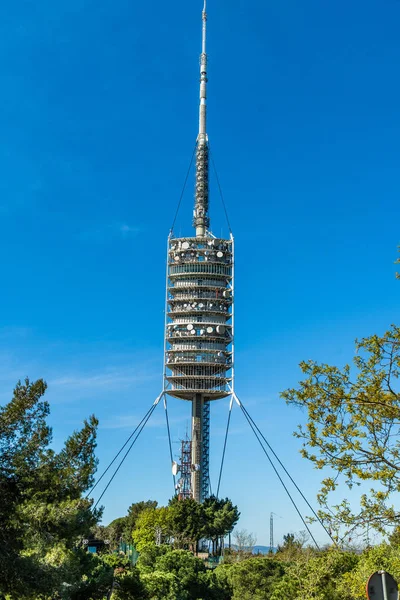 Barcelona, Hiszpania-kwiecień 2019: Wieża telewizyjna Torre de Collserola na wzgórzu Tibidabo w Barcelonie, Hiszpania — Zdjęcie stockowe