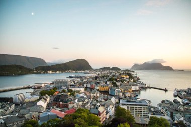 Güneşli yaz gününde Allesund panorama. Yukarıdan Şehir Allesung üzerinde görünüm.