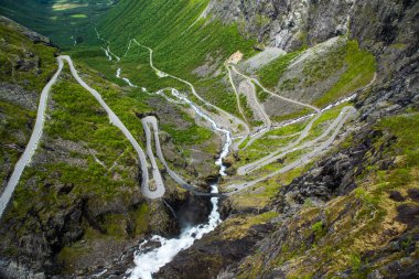 Trol stijeni ya da Trol Yolu Norveç 'in Rauma Belediyesi' nde bir yılan yoludur.