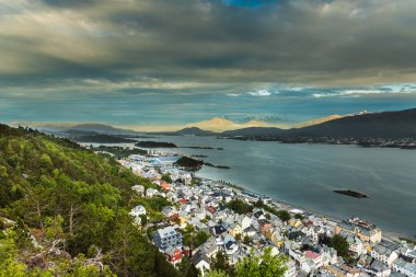 Geirangerfjord girişinde, Norveç'in batı kıyısında Alesund liman kenti kuş bakışı görünümünden. Nord'un renkli sabah sahnesi. Seyahat konsepti arka planı.