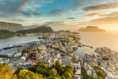 Gün batımında Alesund şehrinin manzarası, Norveç, Güzel gün batımı manzara.